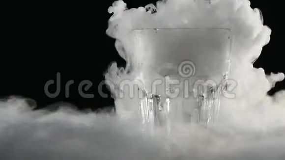 将干冰在水中沸腾形成密集的蒸汽视频的预览图