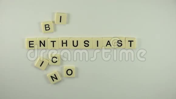 比特币狂热者用字母Tiles扩展视频的预览图