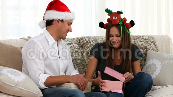 女人打开一个由她丈夫提供的礼物视频的预览图