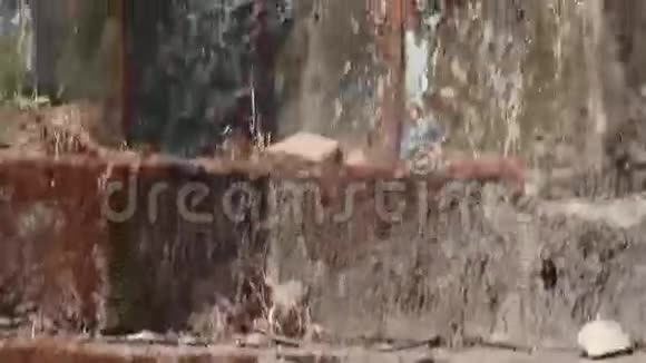 法国殖民地CU倾斜废弃旧教堂的风化墙视频的预览图