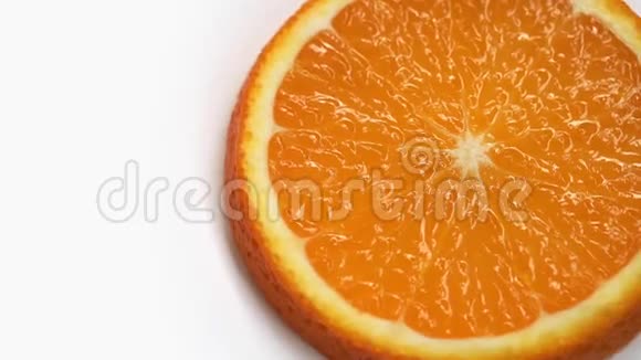 橙色果实在白色背景上旋转视频的预览图