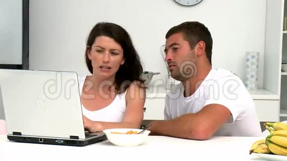 一对夫妇用信用卡在网上购物视频的预览图