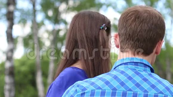 快乐的女人和年轻的男人坐在长凳上女人视频的预览图