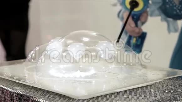 巫师用神奇的肥皂泡制作的魔术视频的预览图