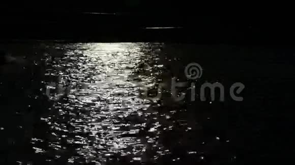黑暗神秘的河流船经过视频的预览图