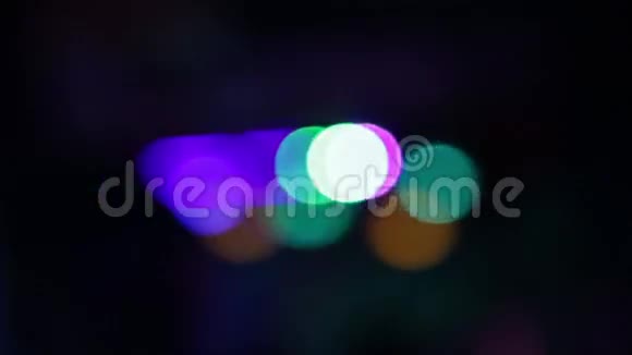 在迪斯科的灯光秀一堆彩色灯笼视频的预览图