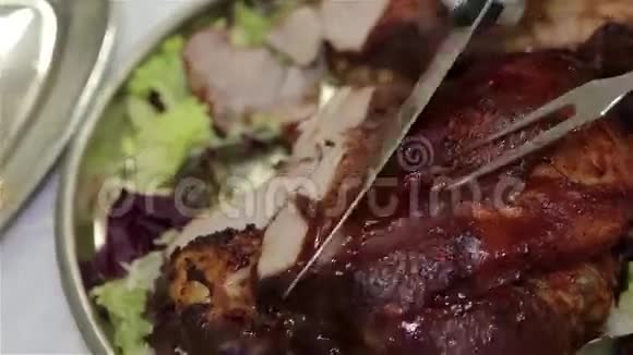 刀切肉汁牛肉被沙拉和视频的预览图