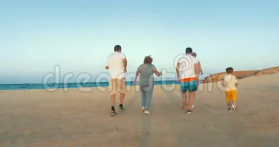 一家人晚上跑去海边视频的预览图