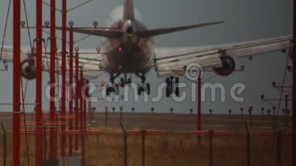 飞机降落飞机接近视频的预览图