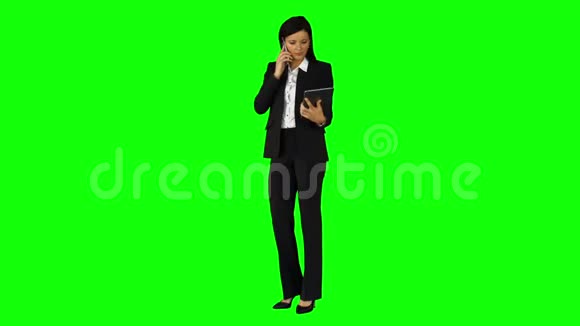女商人在绿色屏幕上打电话视频的预览图
