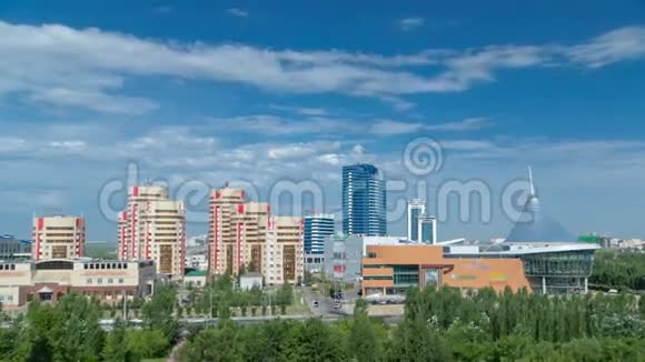 哈萨克斯坦首都阿斯塔纳的新商业区从屋顶上消失视频的预览图