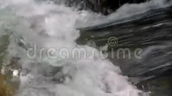 疯狂的河流激流声音特写镜头视频的预览图