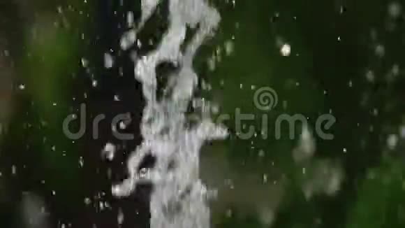 喷泉溅起的水花在空中缓慢飞行视频的预览图