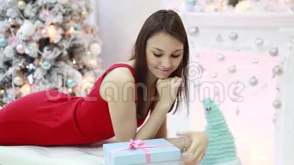 美丽的女孩和新年礼物视频的预览图