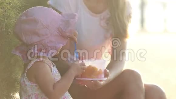 小孩子用餐盒里的叉子吃水果视频的预览图