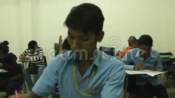 参加期中考试的亚洲学生用摄像机拍摄以揭示年轻的马尔视频的预览图