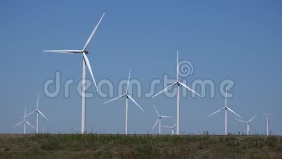 风力机风力涡轮机农业田发电电力视频的预览图