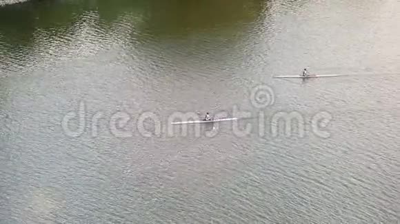 坐独木舟划桨的年轻人德国杜塞尔多夫视频的预览图