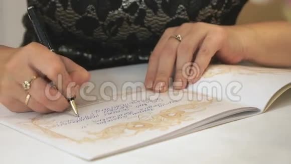女性手写问候文字在书中关门视频的预览图