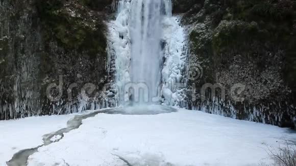 美丽的莫特诺玛瀑布冬季冰冻哥伦比亚河峡谷波特兰俄勒冈Paning1080p视频的预览图