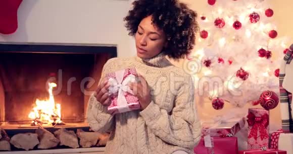美丽的微笑女人拿着圣诞礼物视频的预览图