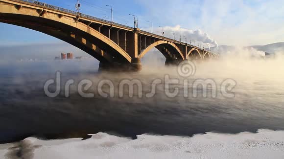 冬季早晨的汽车桥视频的预览图