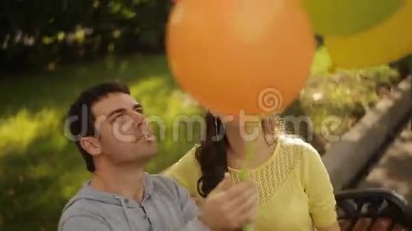 两个人在公园里玩气球视频的预览图