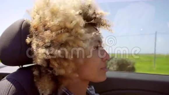 一个年轻的黑人女子在夏天驾驶一辆敞篷车视频的预览图