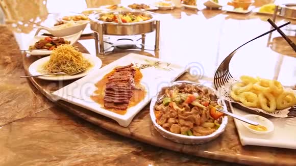 酒店的中餐厅提供中式菜肴的圆桌视频的预览图