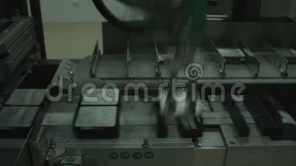 安瓿生产药品的输送机视频的预览图