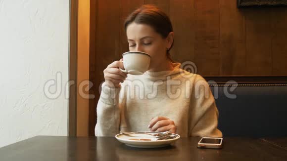 有智能手机的女商人在咖啡厅喝咖啡视频的预览图