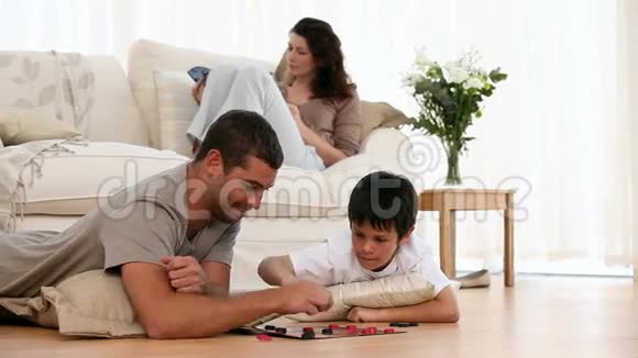 爸爸和儿子在地板上玩切克星视频的预览图
