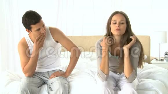 男人安慰他不幸的妻子她头痛视频的预览图