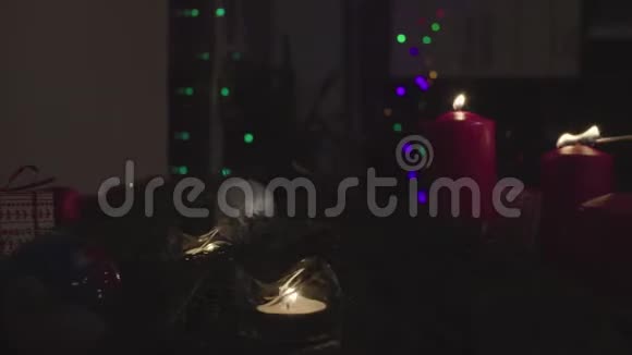 动画新年快乐白色字母和红色蜡烛视频的预览图