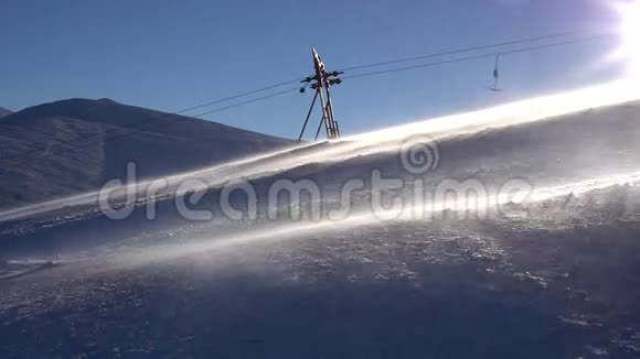 滑雪缆车上山视频的预览图