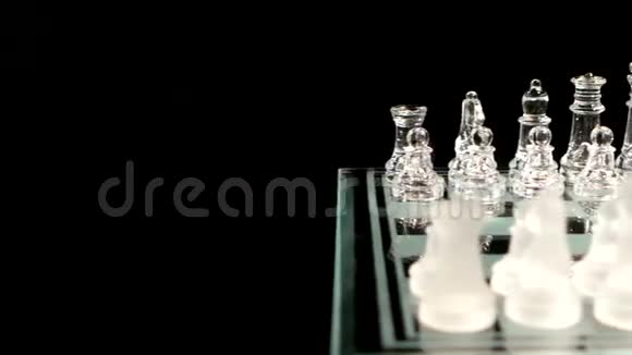 4K玻璃棋子站在棋盘上视频的预览图