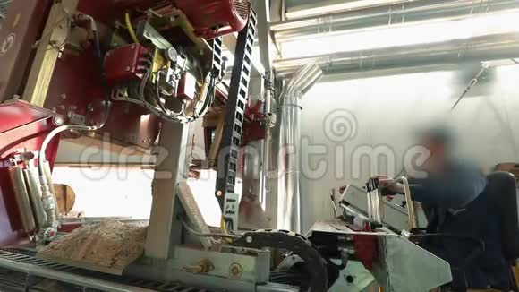 现代锯木厂自动动力锯木厂现代工业锯的工作视频的预览图
