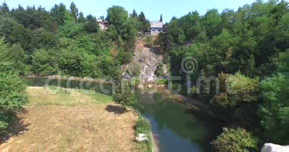 克罗地亚图恩吉卡河上的双桥图恩吉桥的鸟瞰图视频的预览图