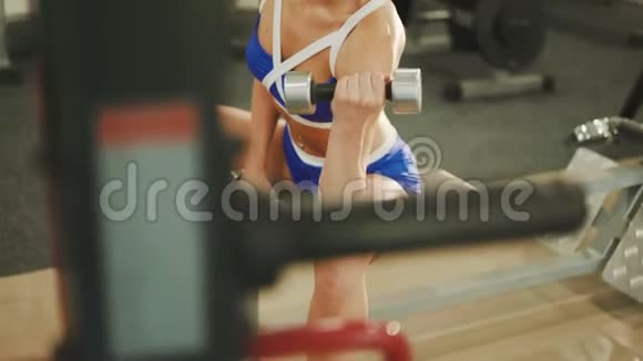 健身中心举重运动员中有魅力的女性视频的预览图