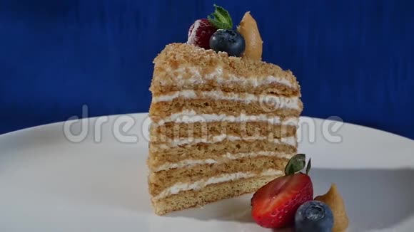 有草莓的分层蛋糕彩虹蛋糕特写分层蛋糕草莓短蛋糕视频的预览图