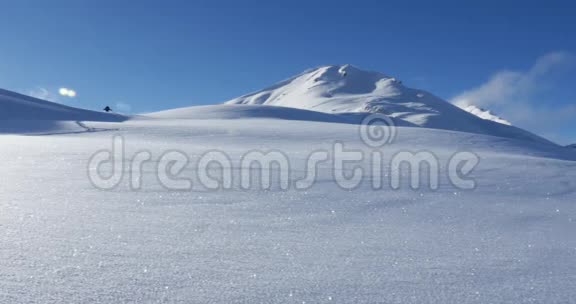 前景中的完整雪和背景中的山景视频的预览图
