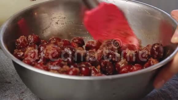 烹饪和制作樱桃蛋糕视频的预览图
