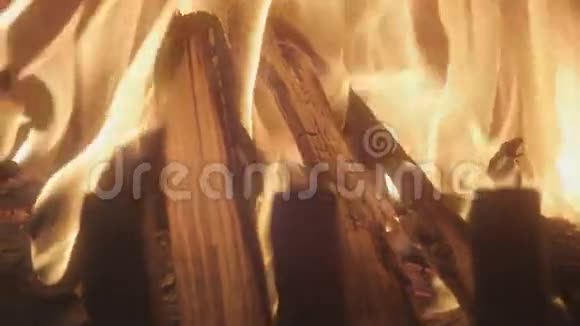 壁炉特写用燃烧的木头拍摄慢动作手持相机可在室内倾斜100英尺视频的预览图