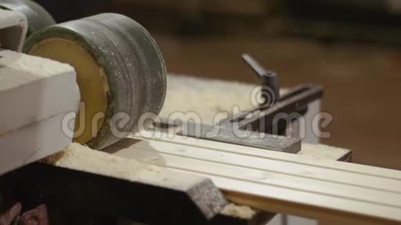 锯木厂木工连接机的木板视频的预览图