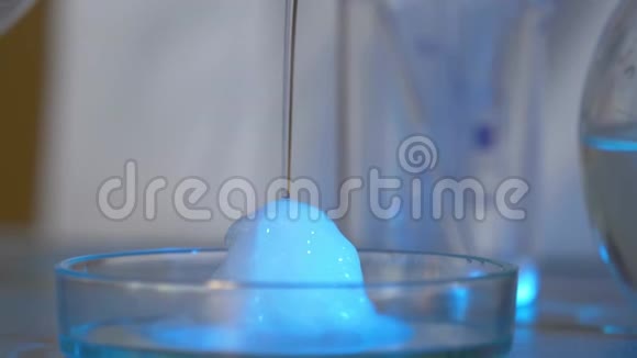化学实验液体从玻璃上倾泻到黑桌上立刻结冰立即视频的预览图