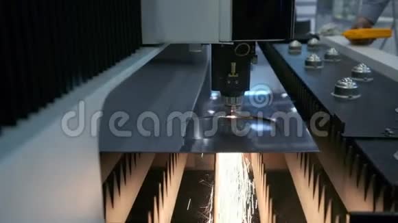 工业机器人激光切割机切割金属零件的精度很高视频的预览图