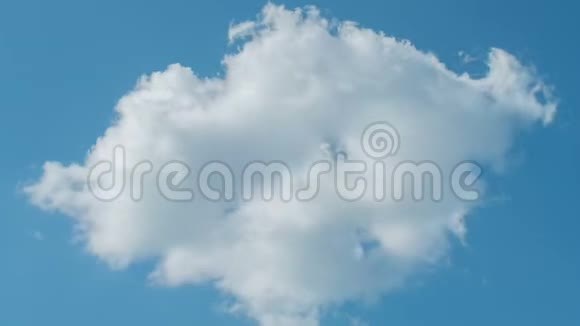 白云在蓝天上飞翔时间推移视频的预览图