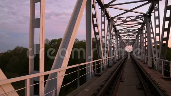 早上在铁路桥上金属结构和性质视频的预览图