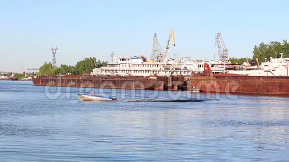 小船在河上的大型货船和客船附近漂浮视频的预览图