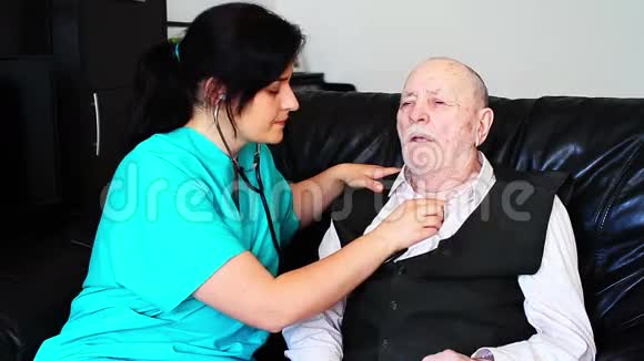 护士咨询生病的老人视频的预览图